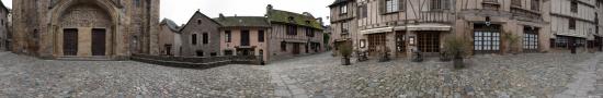 Sur le parvis de la cathédrale de Conques