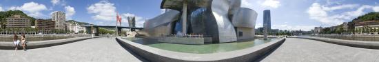 Sur la passerelle du Musee Guggenheim