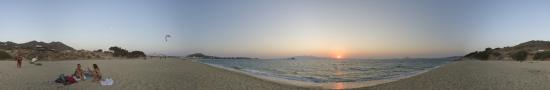La plage de Orkos au coucher de soleil