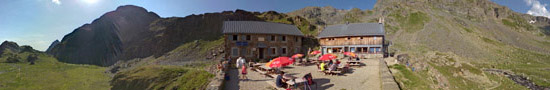 Sur la terrasse du refuge de La Pra à 2100 m