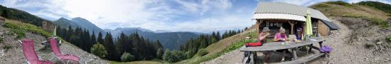 Small break at the refuge of the Pierre Carre, going up to Petit Charnier
