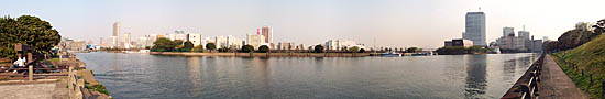 Au bord de la Sumigadawa dans Hama Rikyu Garden